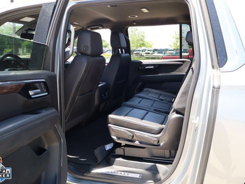 Used 2025 Chevrolet Suburban LT RWD image 26