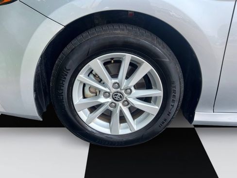 Used 2025 Toyota Camry SE FWD image 14