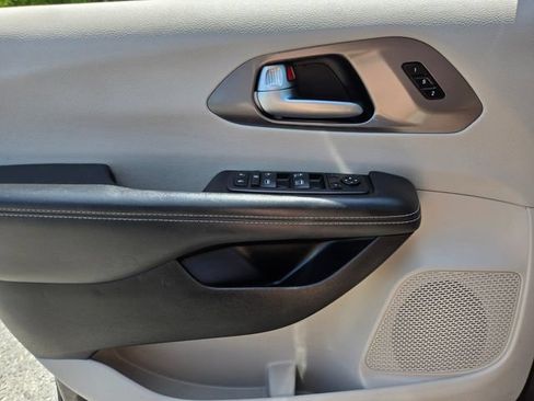 Used 2023 Chrysler Pacifica Touring-L FWD image 35