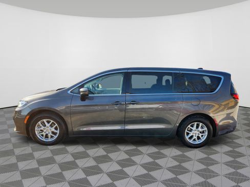 Used 2023 Chrysler Pacifica Touring-L image 5