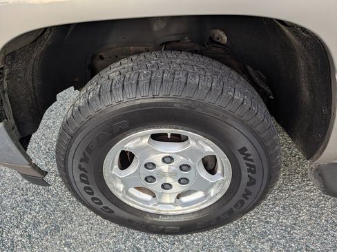 Used 2006 Chevrolet Suburban LS w/ Smart Select Package image 12