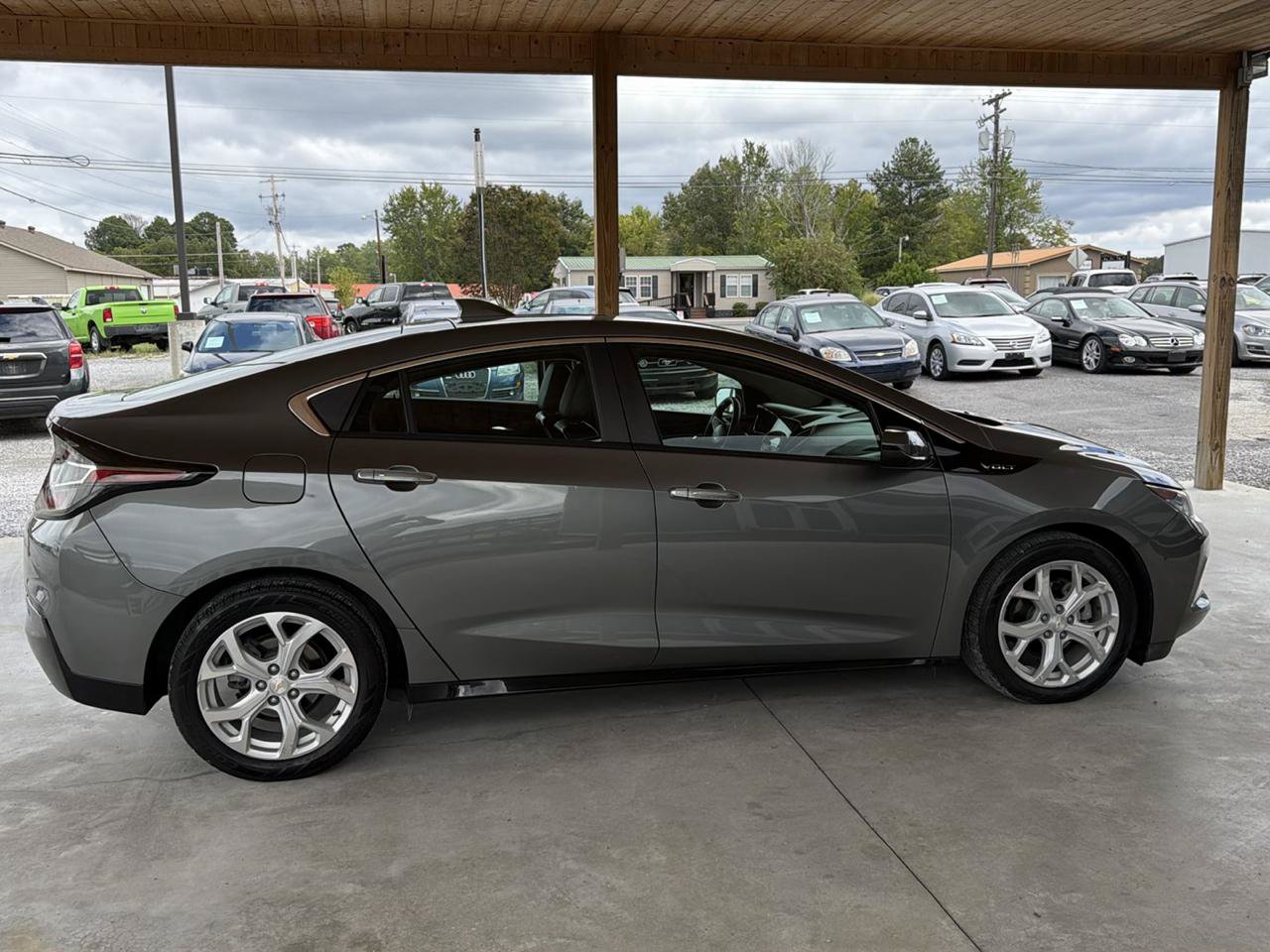 Used 2017 Chevrolet Volt Premier w/ Driver Confidence II Package FWD image 6