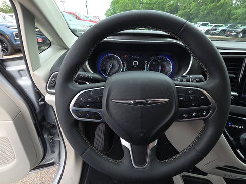 Used 2024 Chrysler Pacifica Touring-L FWD image 17