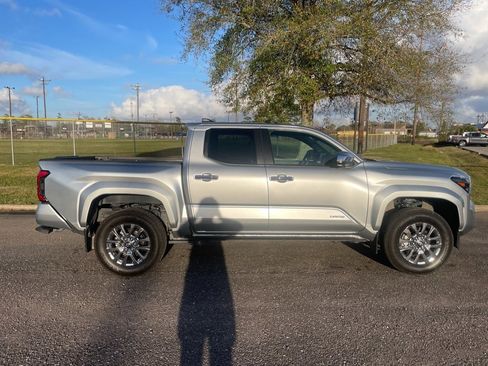 Used 2024 Toyota Tacoma Limited w/ Limited Package (LT) image 8