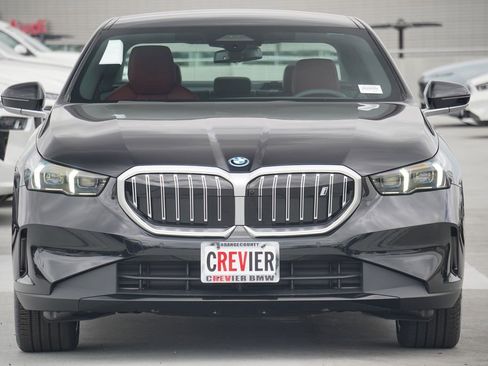 Used 2025 BMW i5 eDrive40i w/ Premium Package image 2