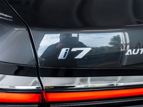 Used 2024 BMW i7 xDrive60 image 25