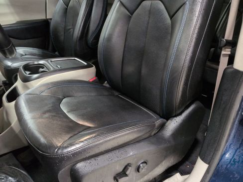 Used 2021 Chrysler Pacifica Touring-L image 9