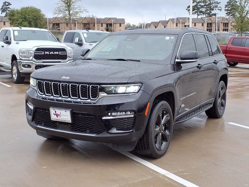 Used 2022 Jeep Grand Cherokee Limited w/ Luxury Tech Group II image 3