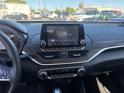 Used 2025 Nissan Altima 2.5 SV FWD image 17