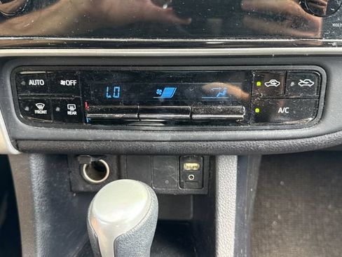 Used 2018 Toyota Corolla LE w/ Carpet Mat Package (TMS) FWD image 28