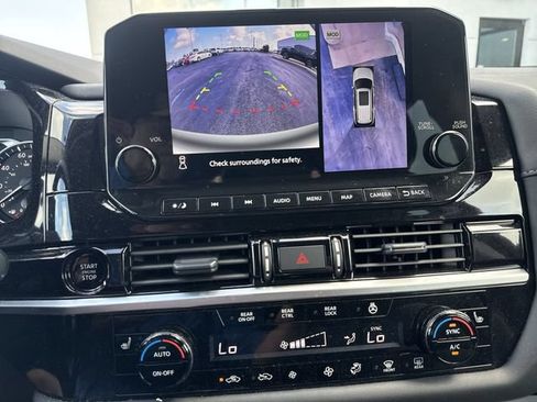 Used 2025 Nissan Pathfinder SL FWD image 23