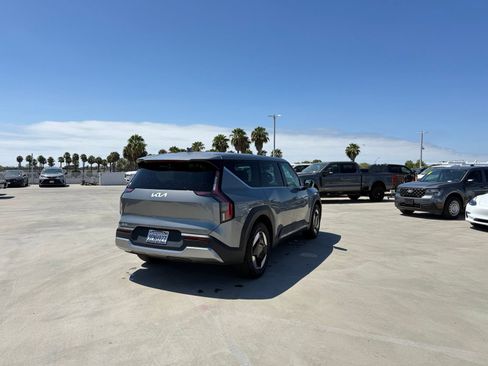 Used 2024 Kia EV9 Light Long Range RWD image 3