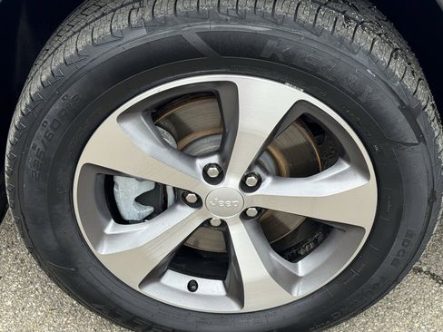 Used 2022 Jeep Cherokee Limited image 29