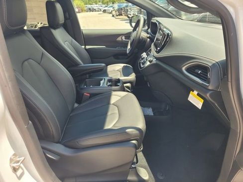 New 2025 Chrysler Pacifica Select image 12