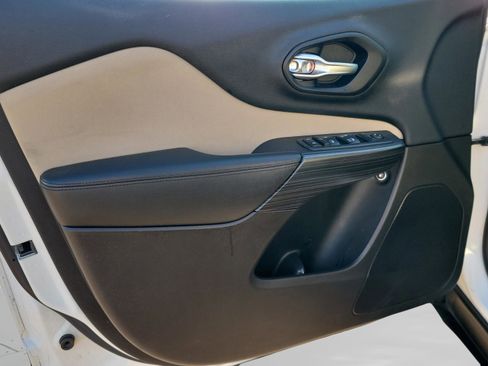 Used 2016 Jeep Cherokee Latitude image 32