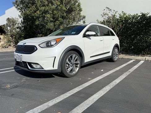 Used 2017 Kia Niro Touring w/ Advanced Technology Package image 2