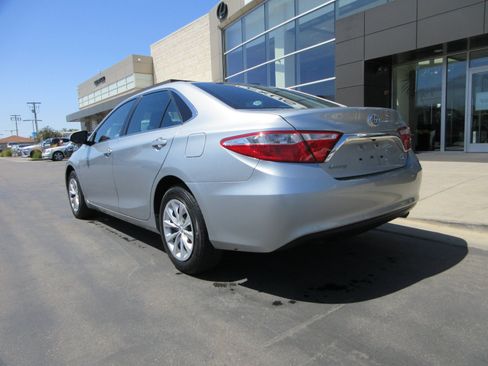 Used 2017 Toyota Camry LE FWD image 5