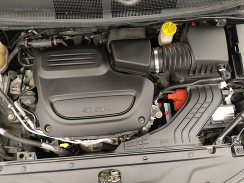 Used 2021 Chrysler Pacifica Touring-L FWD image 30