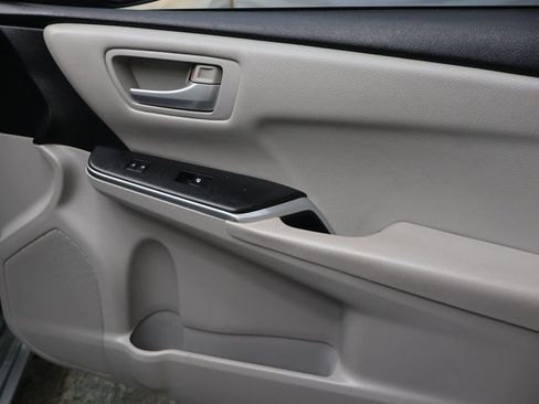 Used 2016 Toyota Camry SE image 11
