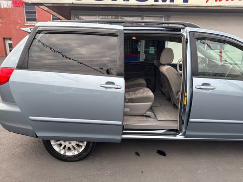 Used 2010 Toyota Sienna LE image 24