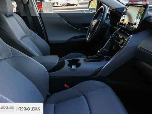 Used 2022 Toyota Venza LE image 12