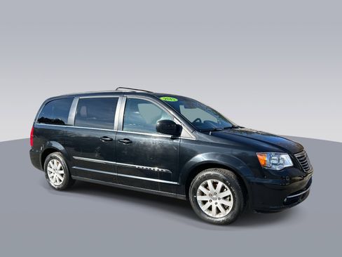 Used 2015 Chrysler Town & Country Touring image 2