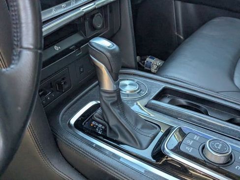 Used 2022 Nissan Armada SV w/ SV Appearance Package image 10