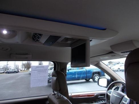 Used 2016 Chrysler Town & Country Touring image 25