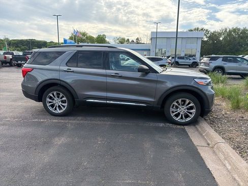 Used 2021 Ford Explorer XLT w/ Equipment Group 202A AWD/4WD image 18