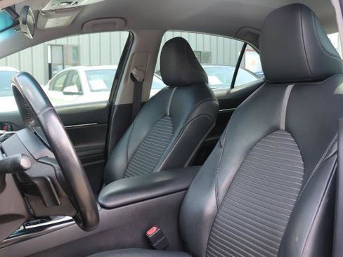 Used 2019 Toyota Camry SE FWD image 8