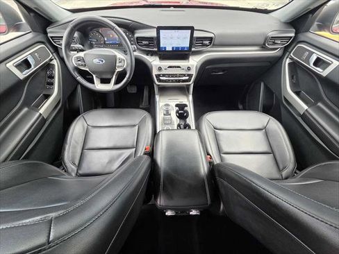 Used 2021 Ford Explorer XLT w/ Equipment Group 202A AWD/4WD image 18