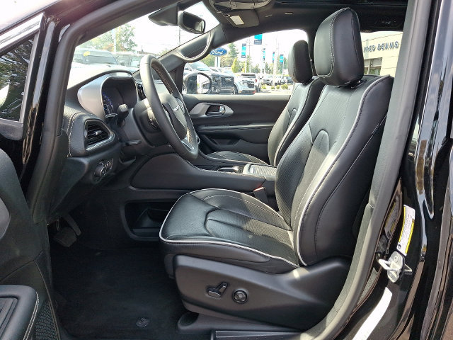 Used 2026 Chrysler Pacifica Limited FWD image 16