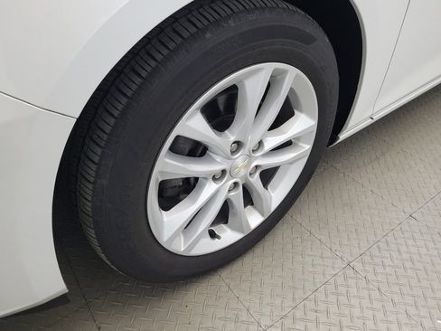 Used 2017 Chevrolet Malibu LT FWD image 31