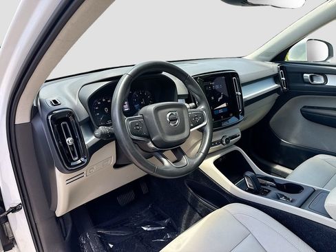 Used 2021 Volvo XC40 T4 Momentum w/ Premium Package FWD image 9
