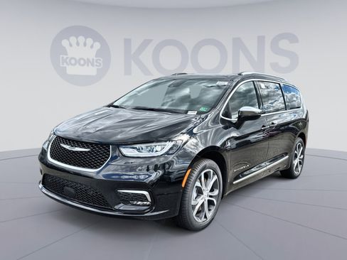 New 2026 Chrysler Pacifica Pinnacle image 1