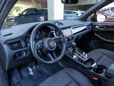 Certified 2025 Porsche Macan image 4