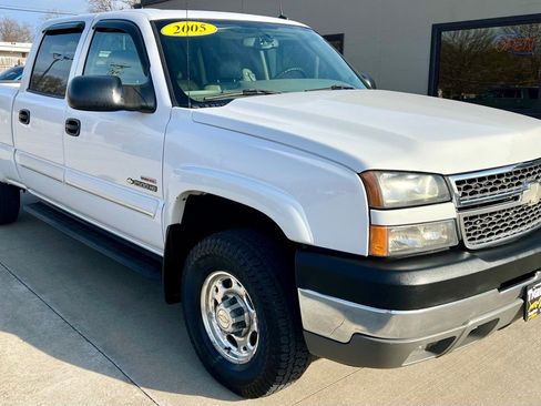 Used 2005 Chevrolet Silverado 2500 LT w/ Heavy-Duty Power Package image 1