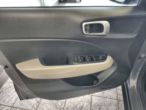 Used 2025 Hyundai Venue SEL image 13