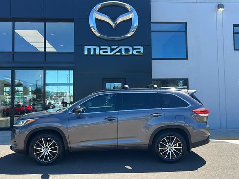 Used 2018 Toyota Highlander SE AWD/4WD image 2