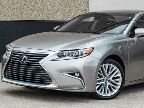 Used 2018 Lexus ES 350 w/ Ultra Luxury Package FWD image 5