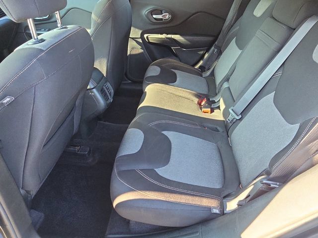 Used 2016 Jeep Cherokee Sport FWD image 12