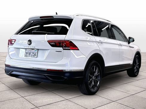 Used 2023 Volkswagen Tiguan SE w/ Panoramic Sunroof Package AWD/4WD image 9