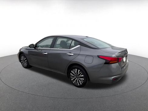 Used 2025 Nissan Altima 2.5 SV FWD image 8