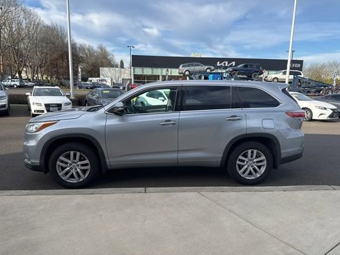 Used 2015 Toyota Highlander LE image 4