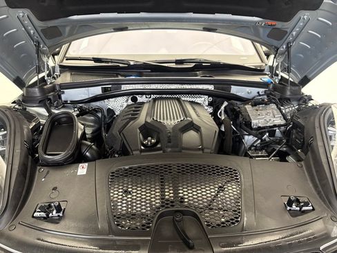 Certified 2024 Porsche Macan AWD/4WD image 12