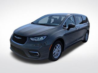 Used 2023 Chrysler Pacifica Touring-L FWD video 3
