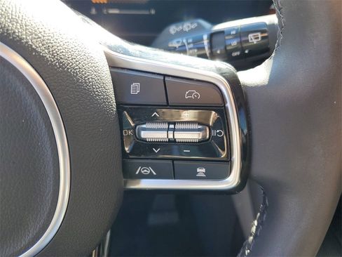 Used 2025 Kia Carnival EX image 12