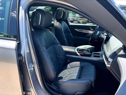 Certified 2025 BMW 740i RWD image 8
