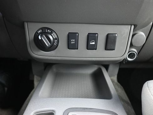 Used 2010 Nissan Frontier SE image 17