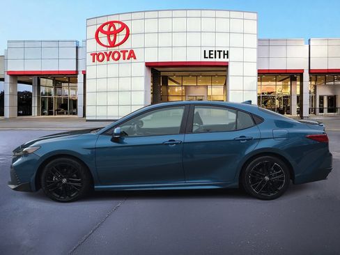 Used 2025 Toyota Camry SE image 8